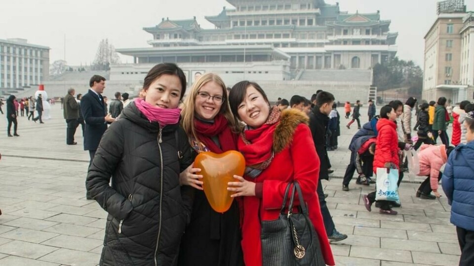 Linda Emilia Koskinen Hjelle (24) på Kim il-Sung-plassen i Pyongyang med to nordkoreanske guidar, begge med etternamn Kim.
