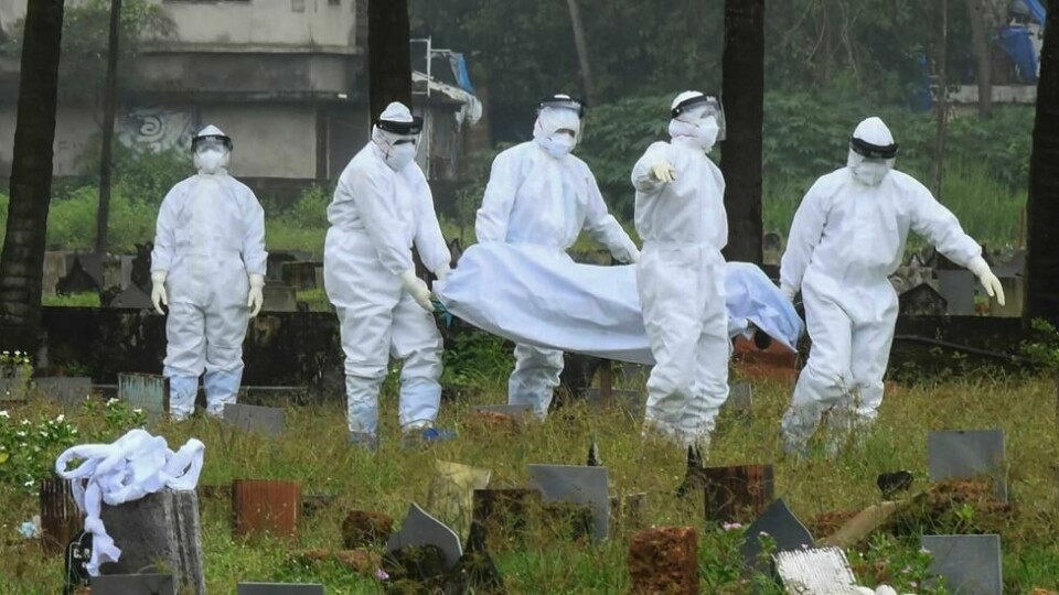 En 12 år gammel gutt som mistet livet til Nipah-viruset i august i fjor blir gravlagt. En 12 år gammel gutt som mistet livet til Nipah-viruset i august i fjor blir gravlagt. Foto: K. Shijith / AP/NTB