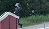 PÅGREPET: Her blir ektemannen funnet av politiet etter en stor politiaksjon ved Feiring i Eidsvoll mandag. Foto: Lise Åserud / NTB scanpix