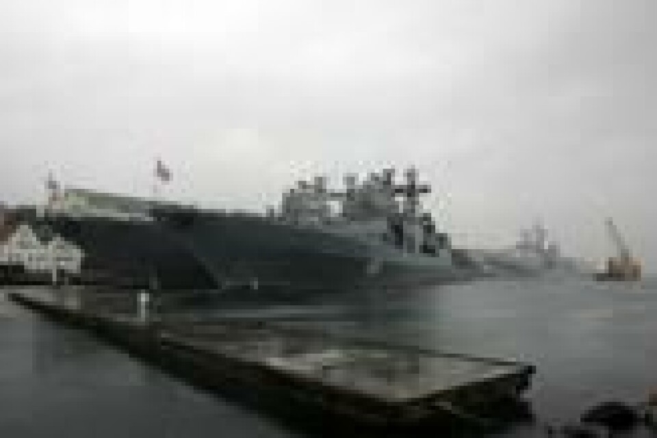 Dette bildet er fra oktober 2004 hvor amerikanske og russiske skip for første gang deltok i en bilateral øvelse. Det amerikanske krigsskipet «USS Hue City» (foran) og den russiske antiubåt-destroyeren «Admiral Levchenko» (bak) til havn i Stavanger. Dette bildet er fra oktober 2004 hvor amerikanske og russiske skip for første gang deltok i en bilateral øvelse. Det amerikanske krigsskipet «USS Hue City» (foran) og den russiske antiubåt-destroyeren «Admiral Levchenko» (bak) til havn i Stavanger. Foto: Alf Ove Hansen / NTB