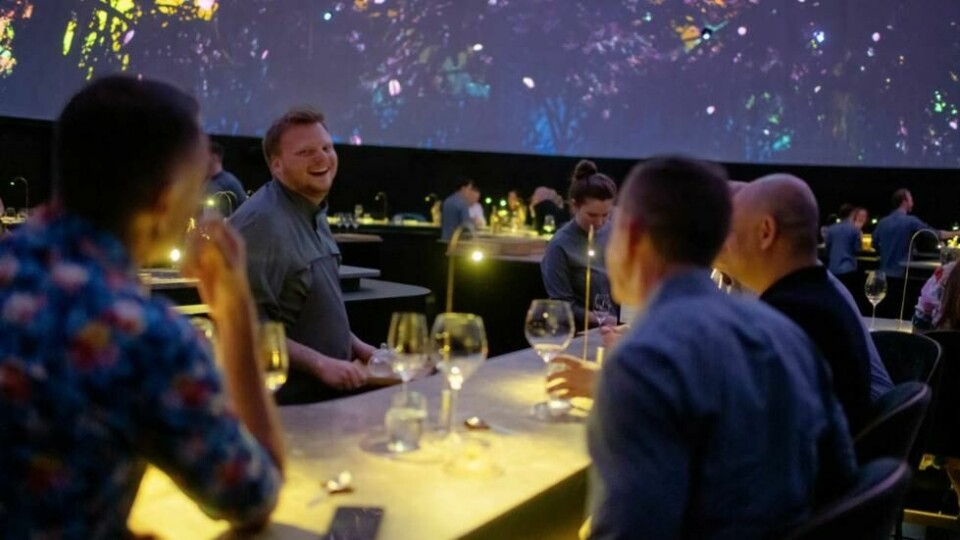 EN OPPLEVELSE: På Alchemist blir man servert rett etter rett under en kuppel som fungerer som et planetarium, hvor lyd og bilder er med på å skape et nytt univers - en mystisk fantasiverden der tid og rom forsvinner. EN OPPLEVELSE: På Alchemist blir man servert rett etter rett under en kuppel som fungerer som et planetarium, hvor lyd og bilder er med på å skape et nytt univers - en mystisk fantasiverden der tid og rom forsvinner. Foto: Eivind Yggeseth / Finansavisen