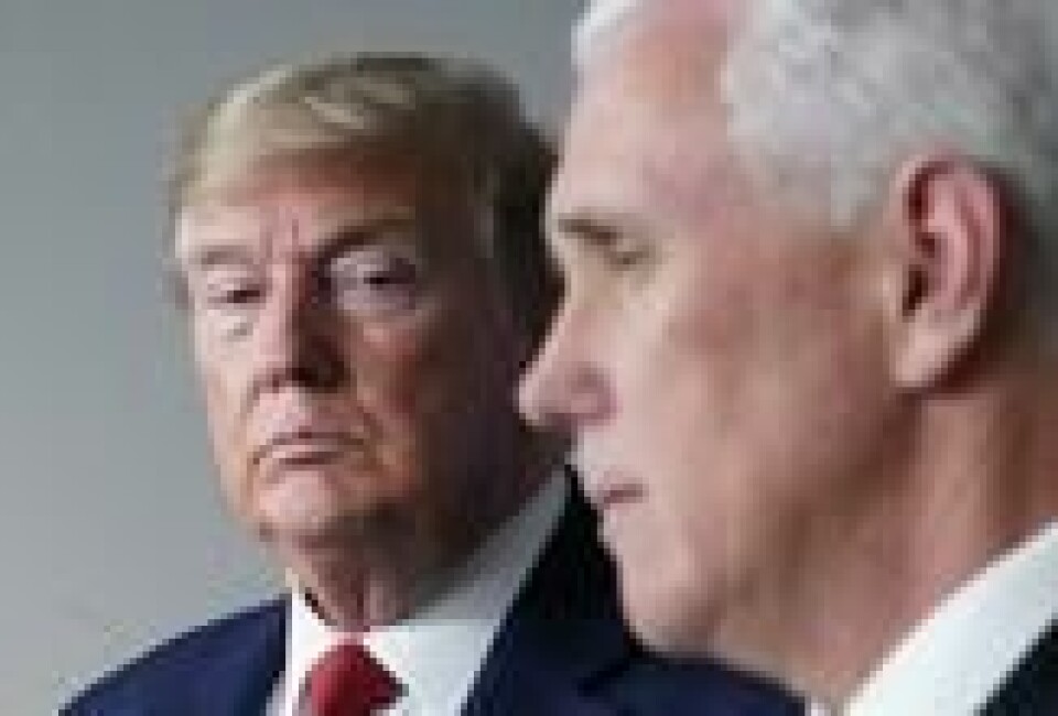 Trump har flere ganger fremstått som et selverklært geni med medisinske hypoteser, som i flere tilfelle har vist seg å være direkte livsfarlige. Her sammen med visepresident Mike Pence under en pressekonferanse. Trump har flere ganger fremstått som et selverklært geni med medisinske hypoteser, som i flere tilfelle har vist seg å være direkte livsfarlige. Her sammen med visepresident Mike Pence under en pressekonferanse.