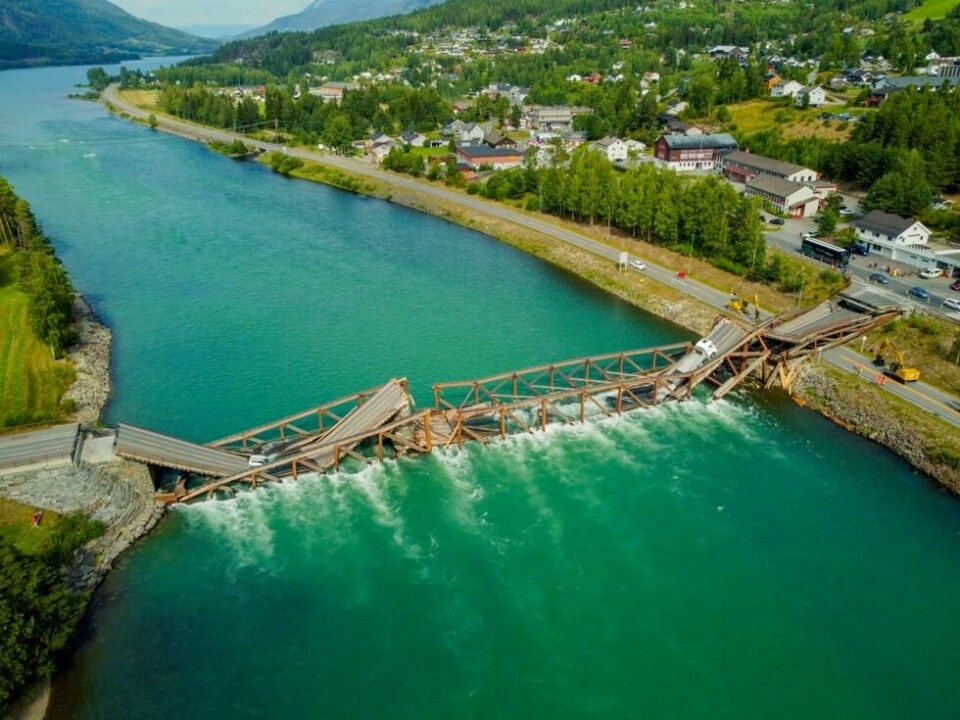 Dronebilder av Tretten bru etter at den kollapset i elva med en lastebil og en personbil på seg.Foto: Stian Lysberg Solum / NTB Dronebilder av Tretten bru etter at den kollapset i elva med en lastebil og en personbil på seg.Foto: Stian Lysberg Solum / NTB Foto: NTB