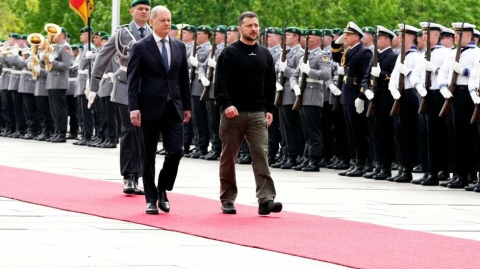 Tysklands forbundkansler, Olaf Scholz, sammen med Ukrainas president Volodmyr Zelenskyj under en offisiell mottakelse i forbundskanselliet i Berlin, Tyskland, 14. mai 2023.