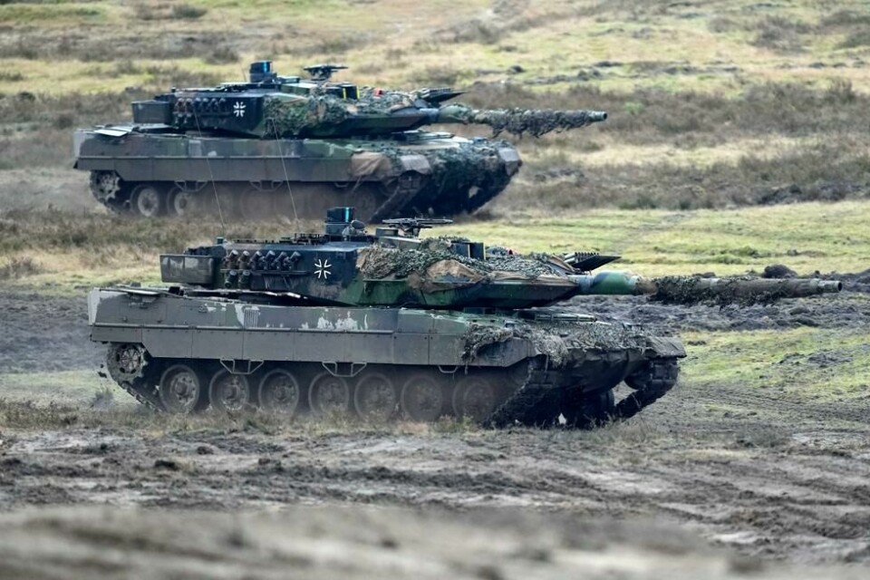 To Leopard 2-stridsvogner i aksjon under et besøk av den tyske forsvarsministeren Boris Pistorius ved Bundeswehrs stridsvognsbataljon 203 i Augustdorf, Tyskland, 1. februar 2023 To Leopard 2-stridsvogner i aksjon under et besøk av den tyske forsvarsministeren Boris Pistorius ved Bundeswehrs stridsvognsbataljon 203 i Augustdorf, Tyskland, 1. februar 2023 Foto: AP Photo/Martin Meissner, File