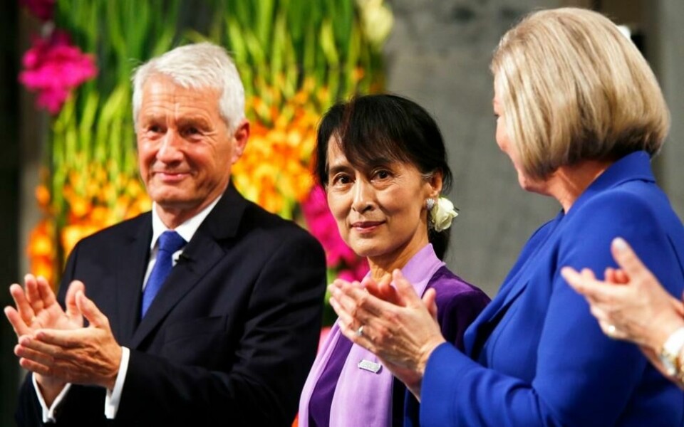 Nobels fredsprisvinner Aung San Suu Kyi (midten) sammen med Thorbjørn Jagland og Kaci Kullmann Five i nobelkomiteen under markeringen I Rådhuset i 2012. Nobels fredsprisvinner Aung San Suu Kyi (midten) sammen med Thorbjørn Jagland og Kaci Kullmann Five i nobelkomiteen under markeringen I Rådhuset i 2012. Foto: Lise Åserud / NTB scanpix