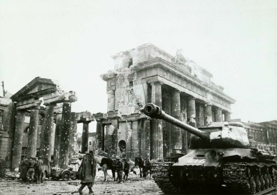 Brandenburger Tor (sett fra Tiergarten-siden) etter at den ble ødelagt under andre verdenskrig. Bilde tatt i april / mai 1945. Brandenburger Tor (sett fra Tiergarten-siden) etter at den ble ødelagt under andre verdenskrig. Bilde tatt i april / mai 1945.