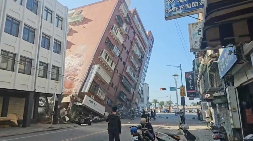 Skjelvet meldes å være det kraftigste til å ramme Taiwan på 25 år. TV-bilder viser ødelagte bygninger i byen Hualien, øst i landet. Foto: TVBS via AP / NTB