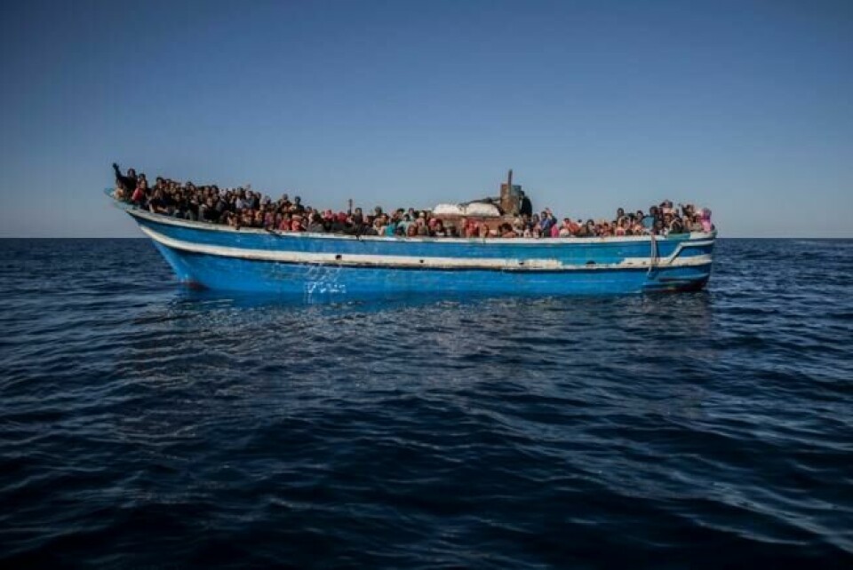 450 flyktninger og migranter fra Afrika sør for Sahara venter på hjelp fra spanske bistandsarbeidere i Middelhavet, 16. janaur 2018. Scanpix/AP. 450 flyktninger og migranter fra Afrika sør for Sahara venter på hjelp fra spanske bistandsarbeidere i Middelhavet, 16. janaur 2018. Scanpix/AP.