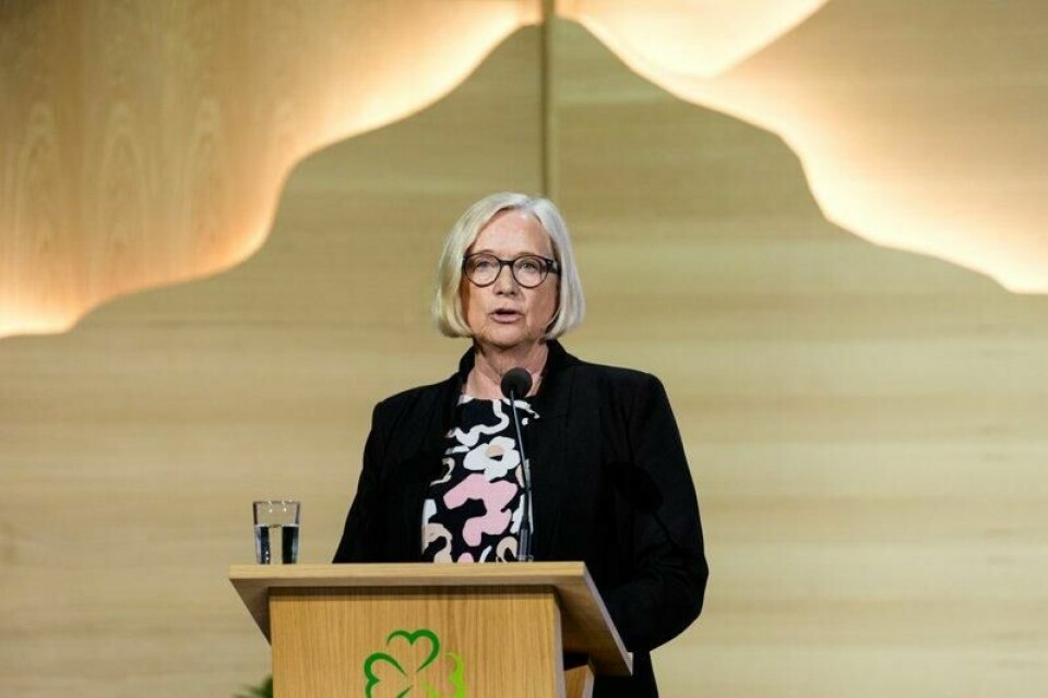 Senterpartiets parlamentariske leder Marit Arnstad (Sp) stiller krav til framtidens klimapolitikk. Her på talerstolen på Senterpartiets landsmøte i helgen.