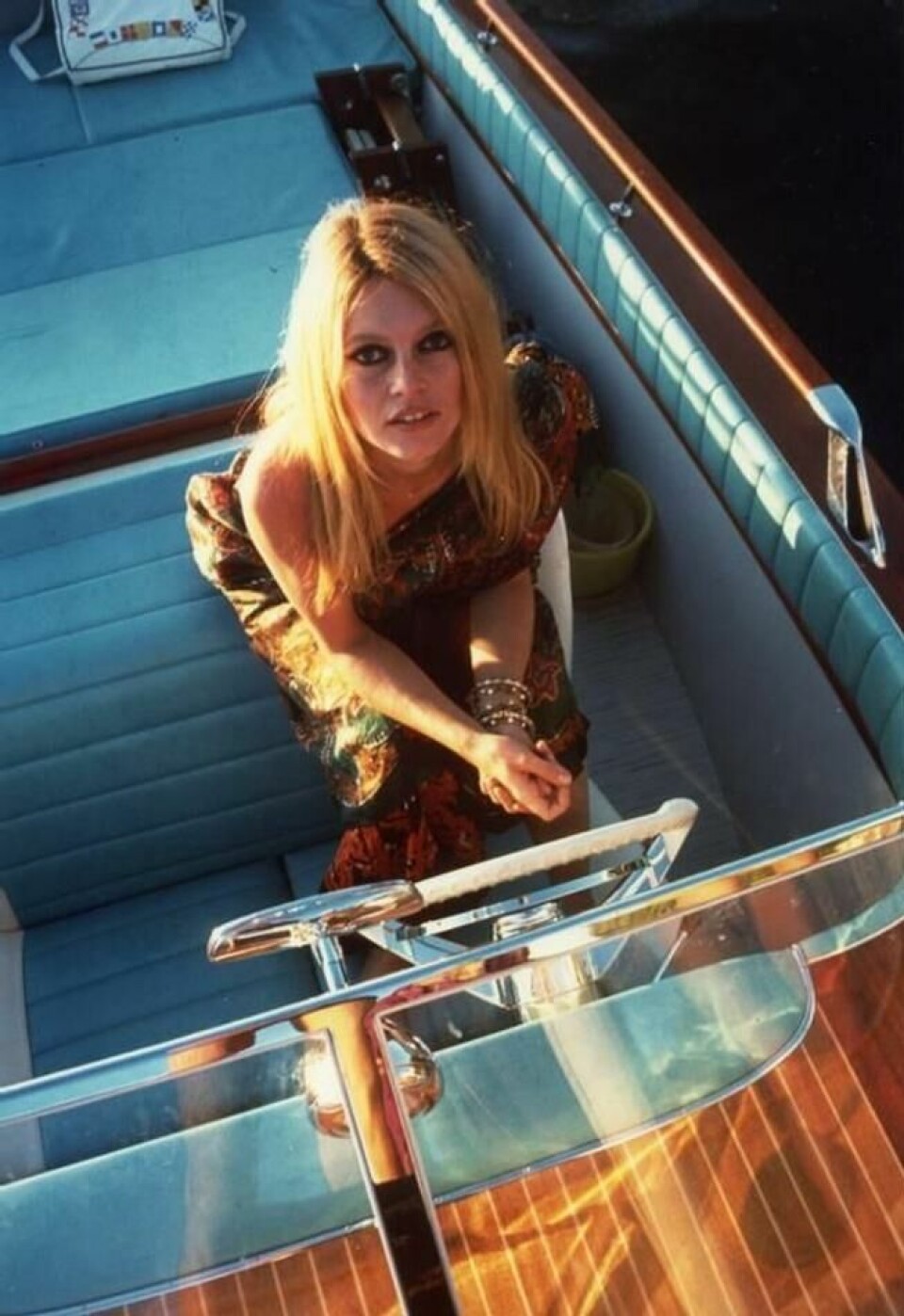 DIVA I RIVA: Den kjente franske skuespilleren Brigitte Bardot er blant de mange internasjonale kjendisene som har blitt plassert i en Riva. DIVA I RIVA: Den kjente franske skuespilleren Brigitte Bardot er blant de mange internasjonale kjendisene som har blitt plassert i en Riva. Foto: Riva