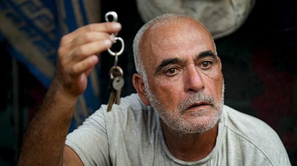 Hassan Nofal har to nøkler på knippet sitt. Den ene kommer fra huset besteforeldrene ble jaget bort fra i den palestinske landsbyen Hulayqat da staten Israel ble dannet i 1948, den andre er til huset han selv måtte flykte fra da Israel gikk til angrep på Gazastripen. Foto: AP / NTB