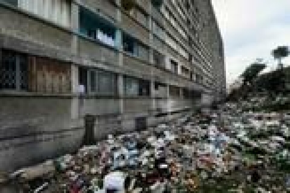 Avfall utenfor et forlatt boligkompleks i Marseilles, der hundre flyktninger har bodd siden sommeren 2017. Bilde fra januar. Scanpix/AFP. Avfall utenfor et forlatt boligkompleks i Marseilles, der hundre flyktninger har bodd siden sommeren 2017. Bilde fra januar. Scanpix/AFP.