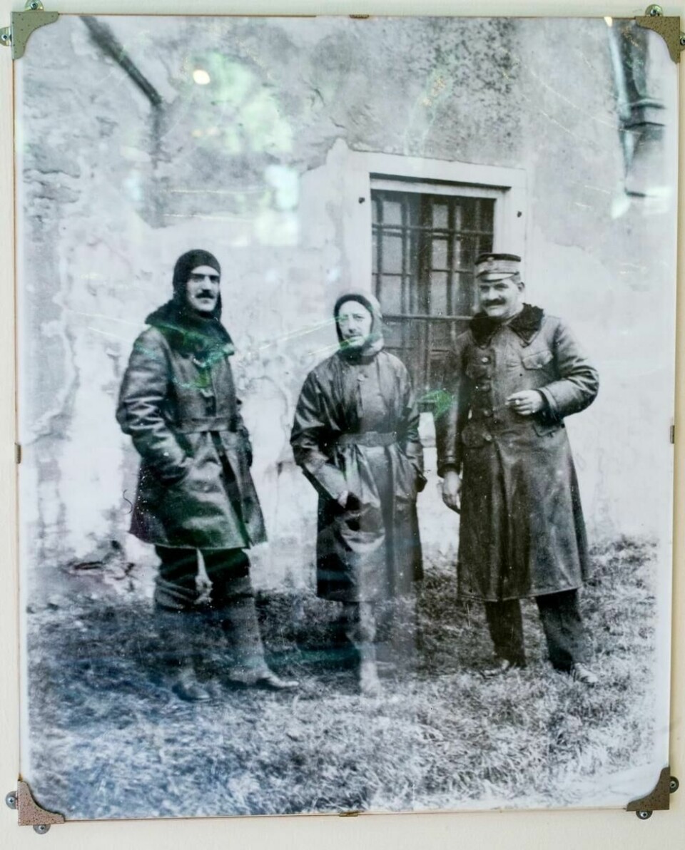 En av Gabriele d’Annunzios mest dristige operasjoner som militær var et flyraid han ledet mot Wien. Her sammen med noen av sine soldatvenner. En av Gabriele d’Annunzios mest dristige operasjoner som militær var et flyraid han ledet mot Wien. Her sammen med noen av sine soldatvenner. Foto: Bjørn Moholdt