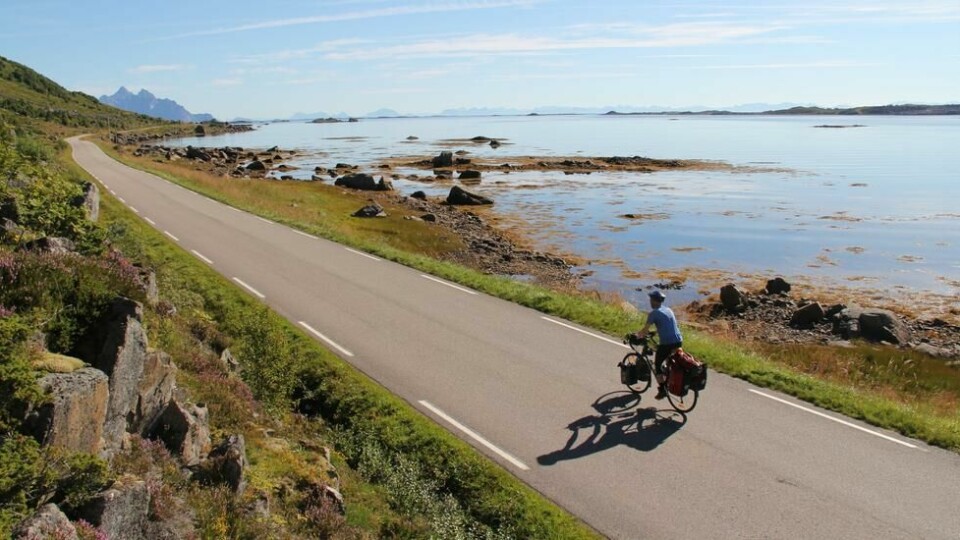 Lofoten er et av stedene Lars Erik Sira liker aller best å sykle i Norge, men han advarer mot at det kan være mye trafikk på veiene i midten av juli. Lofoten er et av stedene Lars Erik Sira liker aller best å sykle i Norge, men han advarer mot at det kan være mye trafikk på veiene i midten av juli. Foto: Lars Erik Sira