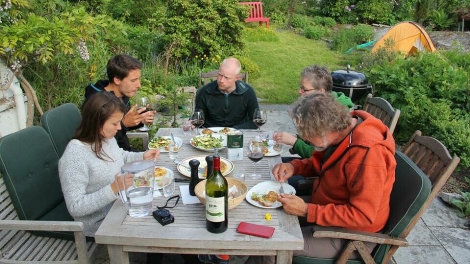 Selv om Sira reiste alene på sykkeltur i 76 dager hadde han mye godt selskap underveis. Her har han slått opp telt i hagen til et gjestfritt par, og får servert middag. Selv om Sira reiste alene på sykkeltur i 76 dager hadde han mye godt selskap underveis. Her har han slått opp telt i hagen til et gjestfritt par, og får servert middag. Foto: Lars Erik Sira