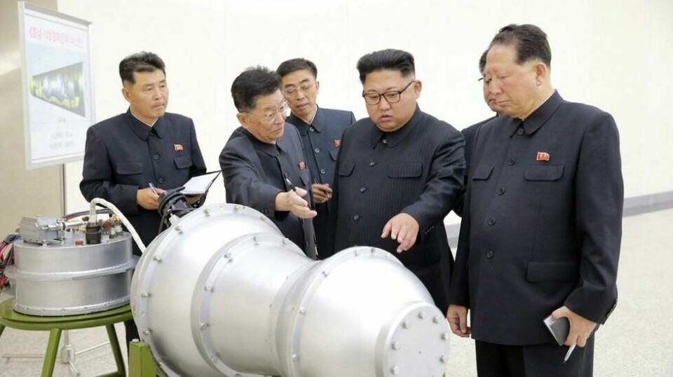 Nord-Korea har utviklet en hydrogenbombe som kan festes til den nye interkontinentale raketten landet har utviklet. Her er landets leder Kim Jong-un fotografert under en inspeksjon. Foto: Korean Central News Agency / Korea News Service via AP / NTB scanpix