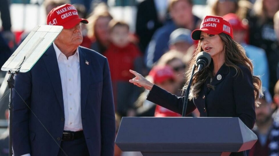 USAs tidligere president og republikanske presidentkandidat Donald Trump lytter mens Nord-Dakotas guvernør Kristi Noem taler under et Buckeye Values PAC Rally i Vandalia, Ohio, 16. mars 2024.