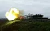 Ukrainske soldater avfyrer granater ved frontlinjen fra en russisk T80-tank som ble tatt fra russere under et tidligere slag. Bildet er fra det østlige Donbas-regionen i Bakhmut, Ukraina, 4. november 2022. Foto: Clodagh Kilcoyne / Reuters