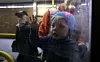 A child looks through the bus window as civilians evacuated from the Russian-controlled part of Kherson region of Ukraine arrive at a local railway station in the town of Dzhankoi, Crimea November 10, 2022. REUTERS/Alexey Pavlishak Foto: Alexey Pavlishak / Reuters
