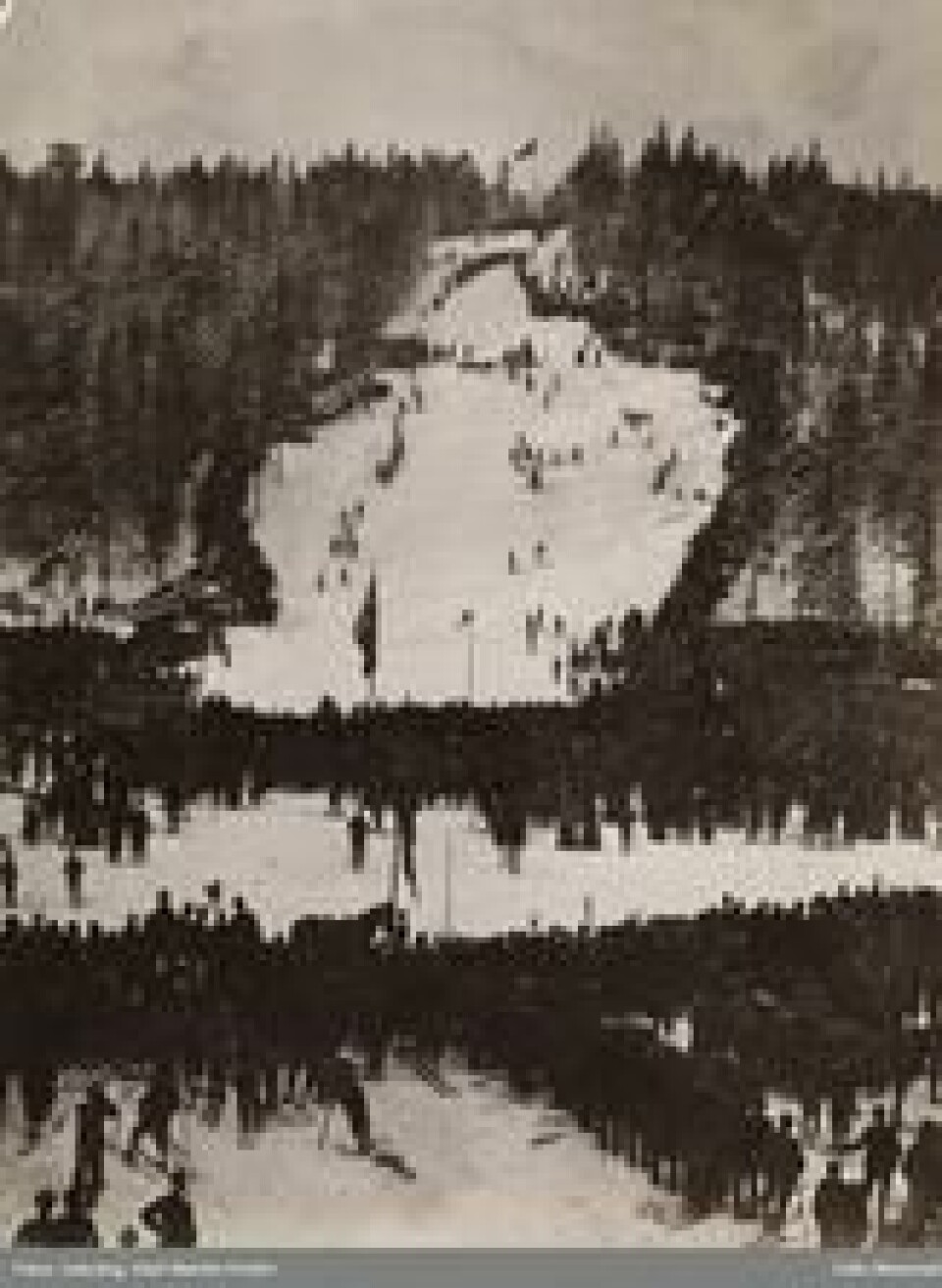 Hopprenn i Holmenkollen, cirka 1900. Før stillas av tre eller betongkonstruksjoner ble tatt i bruk. Hopprenn i Holmenkollen, cirka 1900. Før stillas av tre eller betongkonstruksjoner ble tatt i bruk. Foto: Olaf Martin Peder Væring/Oslo Museum