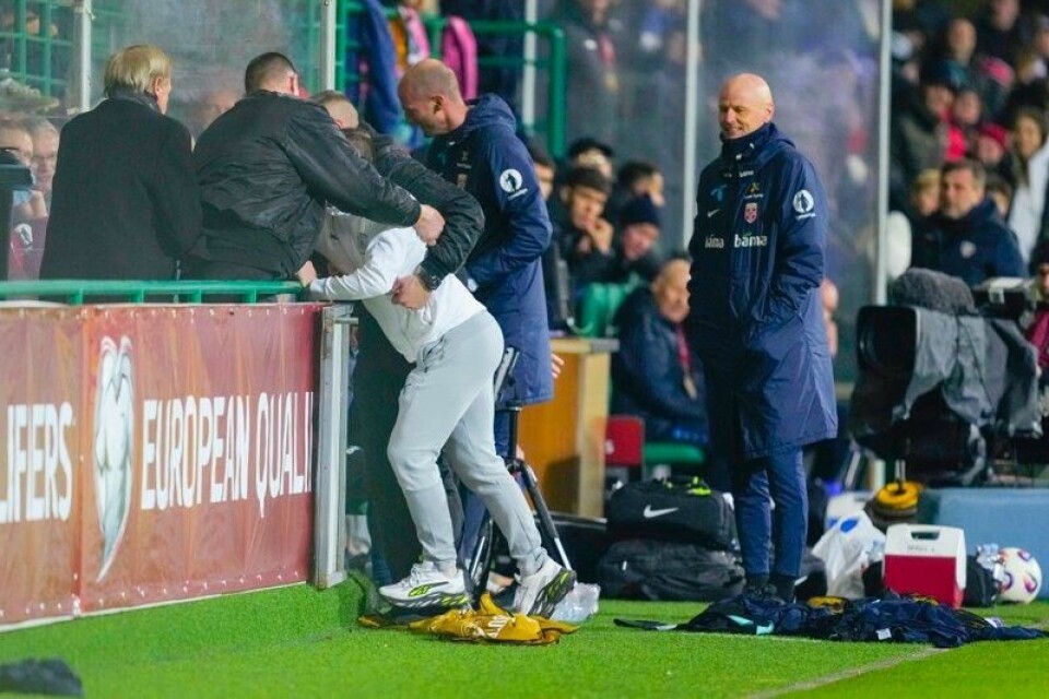 Brede Hangeland har grep om banestormeren som prøvde å nå den norske benken under VM-kvalifiseringskampen mot Moldova. Ståle Solbakken kan konstatere at det fortsatt er vanskelig å ta seg forbi den gamle stjernestopperen.