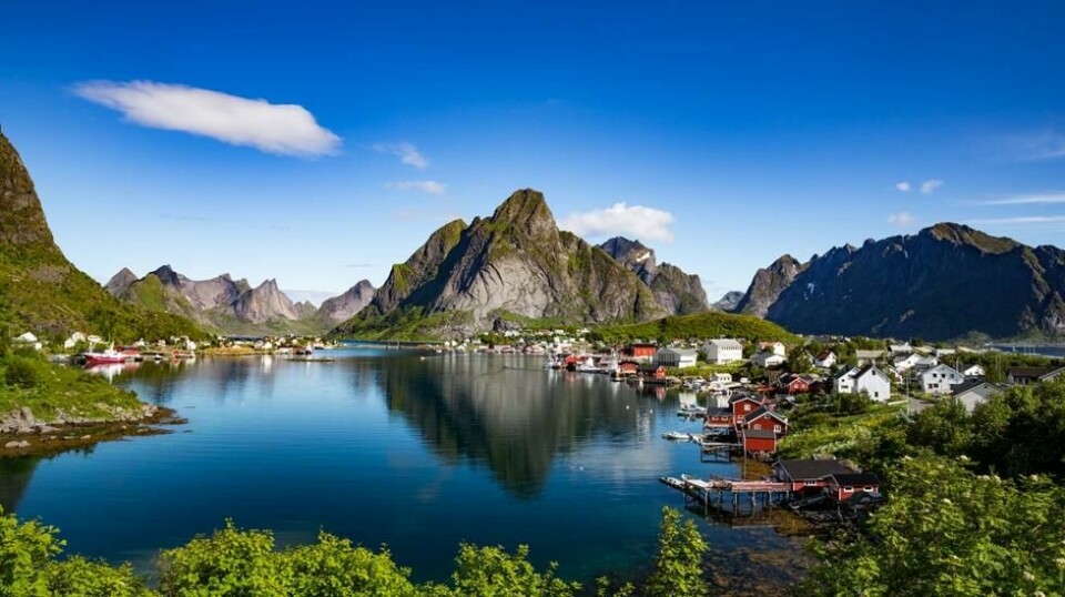 Dersom du drømmer om å se nordlyset i Nord-Norge, er kanskje ikke sommeren den beste tiden for å avlegge regionen et besøk. Det er det mange turister som ikke har skjønt. Foto av Lofoten: Colourbox.com.