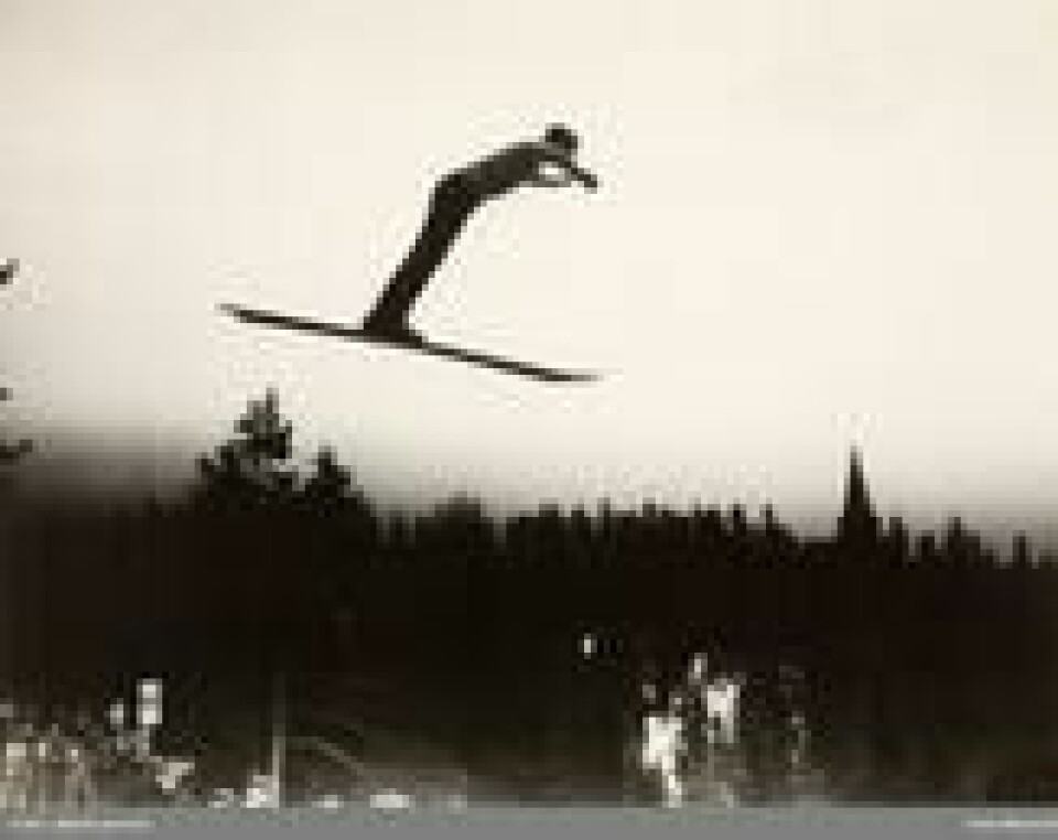 Kronprins Olav hopper i Holmenkollen i 27. februar 1922. Han tok sats fra konstruksjonen som senere raste ned. Kronprins Olav hopper i Holmenkollen i 27. februar 1922. Han tok sats fra konstruksjonen som senere raste ned. Foto: Ukjent/Oslo Museum