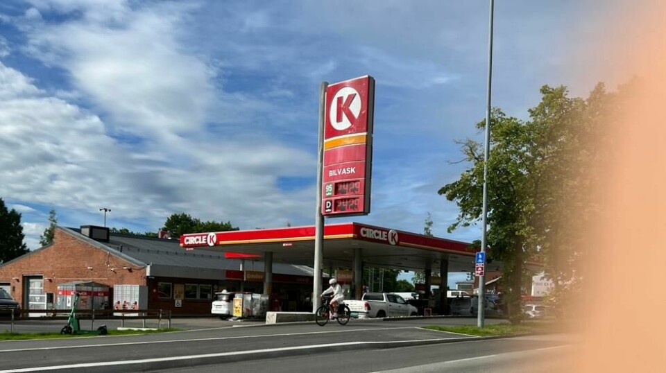 Tirsdag var prisen nøyaktig det samme, 24 kroner og 29 øre, på bensin og diesel på Circle K Smestad i Oslo.