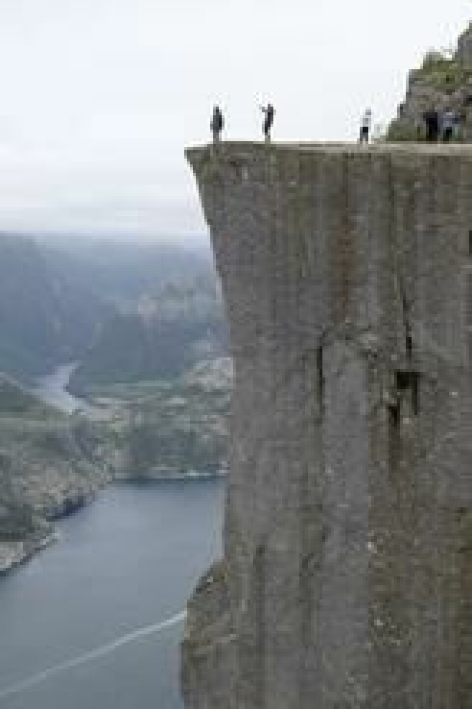 Nei, du kan faktisk ikke ta buss helt opp til toppen av Preikestolen. Foto: NTB scanpix. Nei, du kan faktisk ikke ta buss helt opp til toppen av Preikestolen. Foto: NTB scanpix.