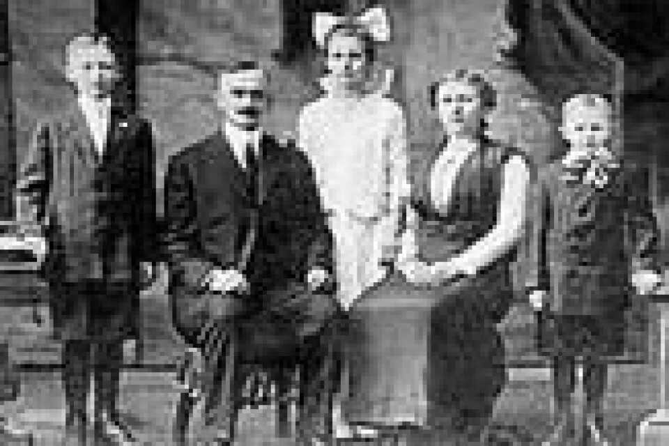 Et portrett av Trump-familien tatt i 1915. Fra venstre : Fred, Friedrich, Elizabeth, Elizabeth Christ, og John. Et portrett av Trump-familien tatt i 1915. Fra venstre : Fred, Friedrich, Elizabeth, Elizabeth Christ, og John. Foto: Wikimedia Commons