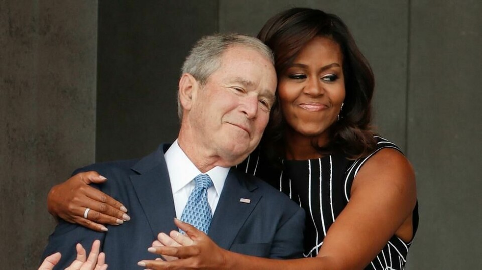 Dette bilde av tidligere president George W. Bush og daværende førstedame Michelle Obama fikk nettet til å koke i 2016. Amerikanerne slet med å tro at et vennskap kunne eksistere på tvers av politikken, en reaksjon som skremmer Bush.