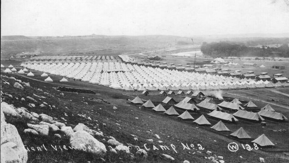 Bildet viser Camp Funston i 1918. Campen tilhørte militærleiren Fort Riley og huset vernepliktige soldater som skulle sendes ut for å kjempe i første verdenskrig. Bildet viser Camp Funston i 1918. Campen tilhørte militærleiren Fort Riley og huset vernepliktige soldater som skulle sendes ut for å kjempe i første verdenskrig. Foto: Wikimedia Commons
