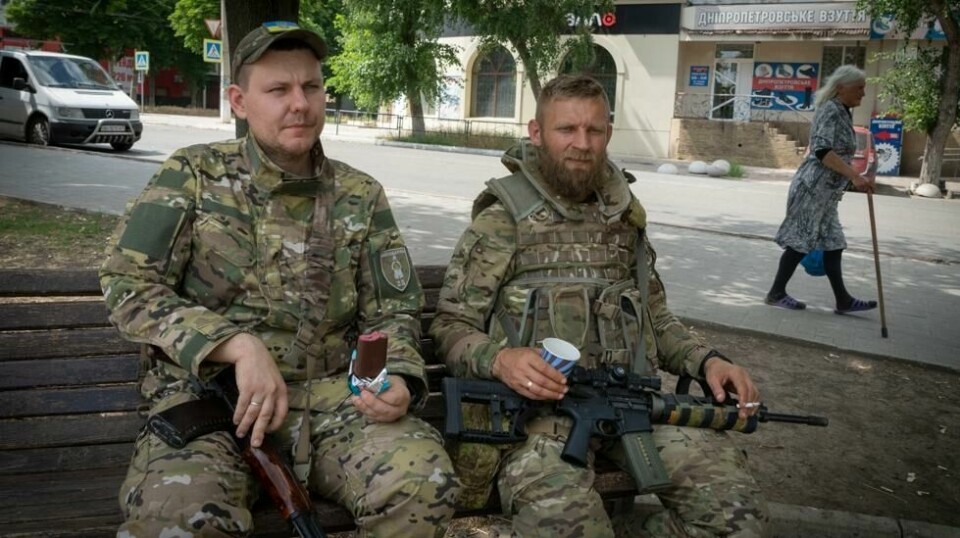 To ukrainske soldater i hardt rammede Bakhmut tar en pust i bakken med is og kaffe. Ingen av dem var soldater før krigen bør ut.