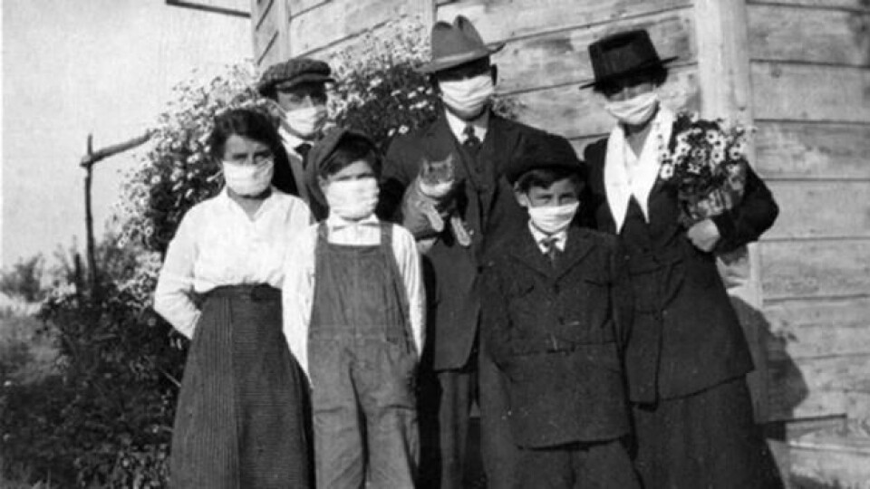En familie har tatt på seg munnbind for å beskytte seg mot Spanskesyken. Til og med familiens katt har munne og nesen dekket til. En familie har tatt på seg munnbind for å beskytte seg mot Spanskesyken. Til og med familiens katt har munne og nesen dekket til. Foto: Wikimedia Commons