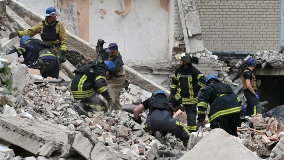 Letemannskap er her i gang med å lete etter overlevende etter et missilangrep i byen Bakhmut. Letemannskap er her i gang med å lete etter overlevende etter et missilangrep i byen Bakhmut. Foto: Miguel Medina / AFP/NTB