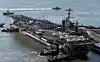 Det atomdrevne amerikanske hangarskipet USS George Washington ankommer havnen i Busan i Sør-Korea. De felles militærøvelsene mellom USA og Sør-Korea har lenge vært en torn i øye for det nordkoreanske regimet. Arkivfoto fra 2013. Scanpix/AP.