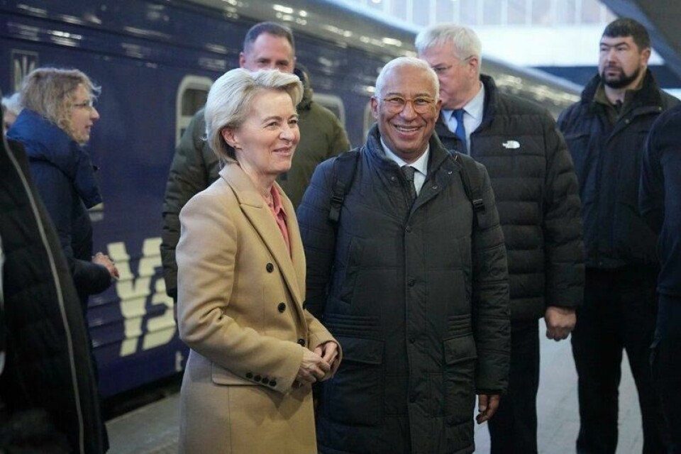 EU-kommisjonens president Ursula von der Leyen og EU-president Antonio Costa er i Kyiv mandag på treårsdagen for invasjonen av Ukraina.