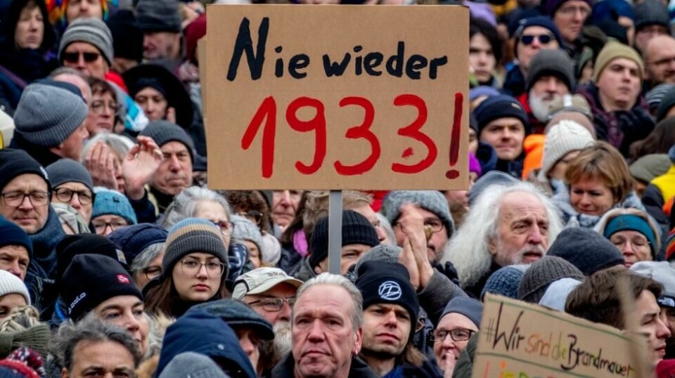 Rundt 35.000 mennesker demonstrerte mot AfD og høyreekstremisme i Frankfurt am Main lørdag. «Aldri mer 1933», står det på skiltet. Foto: Michael Probst / AP / NTB