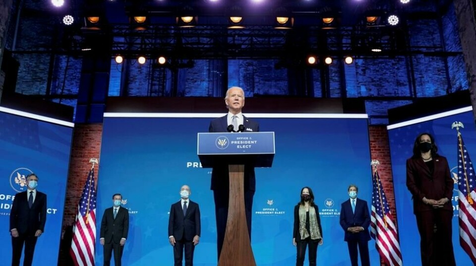 USAs nyvalgte president Joe Biden presenterte tirsdag noen av dem han har nominert til sentrale poster i sin kommende administrasjon. I bakgrunnen fra venstre: Antony Blinken, Jake Sullivan, Alejandro Mayorkas, Avril Haines og John Kerry. I forgrunnen Joe Biden og hans kommende visepresident Kamala Harris.
