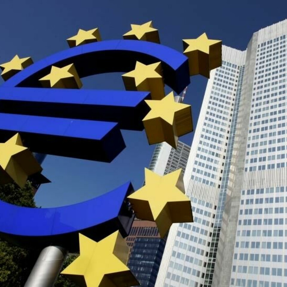 LILLEBROR: Euroen, her symbolisert ved skulpturen utenfor hovedkvarteret ti EUs sentralbank ECB i Frankfurt, har foreløpig liten internasjonal rolle og kan ikke utfordre amerikanske betalingssystemer. Det vil EU-kommisjonen forandre på.