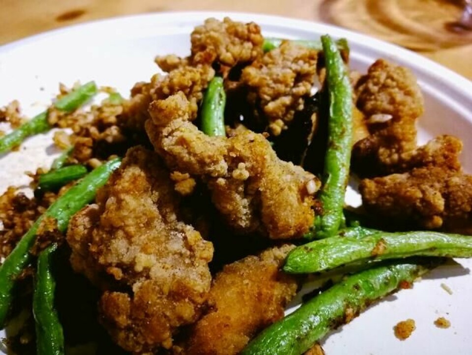 Fritert mat solgt fra små boder er noe av det beste du kan spise på Taiwan. Her, fritert kylling, blekksprut og grønne bønner. Fritert mat solgt fra små boder er noe av det beste du kan spise på Taiwan. Her, fritert kylling, blekksprut og grønne bønner. Foto: Ragnhild Sofie Selstø