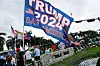 Trump-tilhengere utenfor en av Donald Trumps eiendommer i Florida i helgen. Politiet er forberedt på store demonstrasjoner fra Trump-tilhengere og ulike grupperinger på ytre høyre fløy i forbindelse med rettsmøtet. Foto: Anna Moneymaker / AFP / NTB