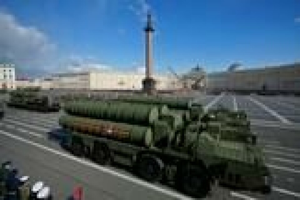 Russlands S-400 mobile langdistanse overflate-til-luft-system er designet for å skyte ned fly og missiler på lange avstander og store høyder. Russlands S-400 mobile langdistanse overflate-til-luft-system er designet for å skyte ned fly og missiler på lange avstander og store høyder. Foto: Dmitri Lovetsky / AP