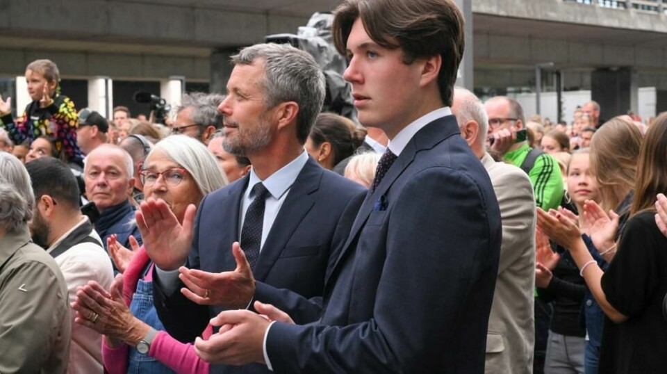 Danmarks kronprins Christian reiser neste uke til Afrika for å prøve seg som bonde på landsbygda. Her er han fotografert med sin far, kong Frederik, sommeren 2022. Frederik var da kronprins og Christian prins. Foto: Philip Davali / Ritzau Scanpix / NTB