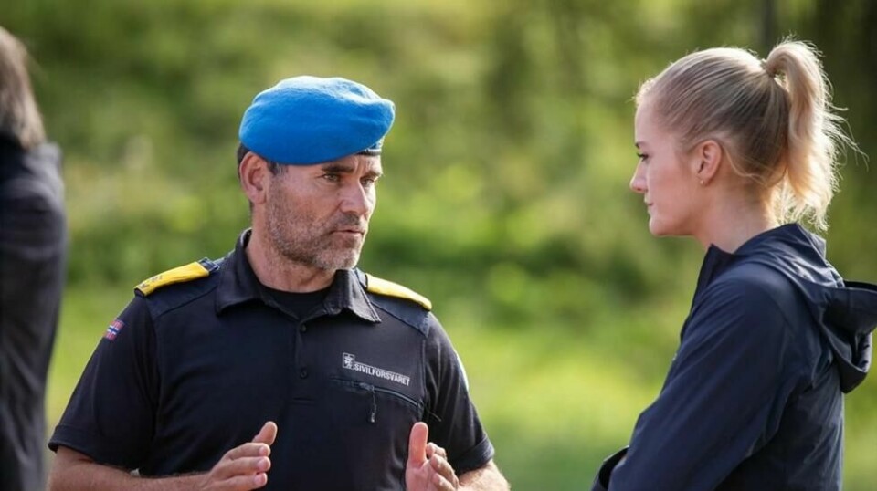Justis- og beredskapsminister Emilie Enger Mehl (Sp) snakker med Ivar Løkeng, distriktssjef for Sivilforsvaret Buskerud, i forbindelse med flommen i august 2023.
