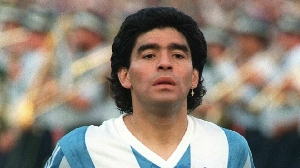 Diego Maradona regnes av mange som verdens beste fotballspiller gjennom alle tider, og har sammen med Pelé blitt kåret til århundrets spiller. Her er Maradona på banen under en venskapskamp mot Israel i mai 1990. Foto: AFP
