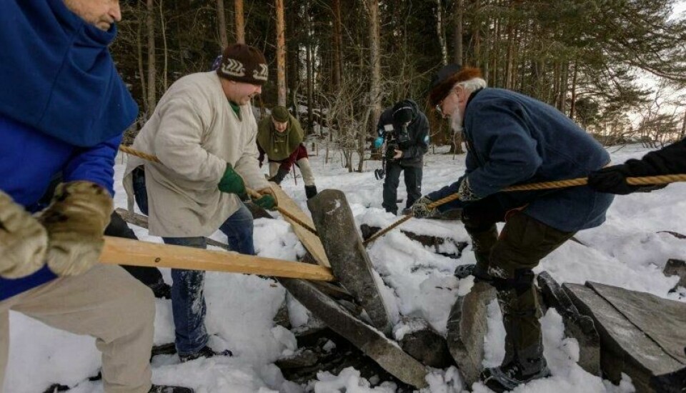 Her hentes prøvesteinen ut fra Ulvøya. Hardraade vikingskipforening bisto KHM med arbeidet, forteller Espen Uleberg. Her hentes prøvesteinen ut fra Ulvøya. Hardraade vikingskipforening bisto KHM med arbeidet, forteller Espen Uleberg. Foto: Mårten Teigen/KHM UiO