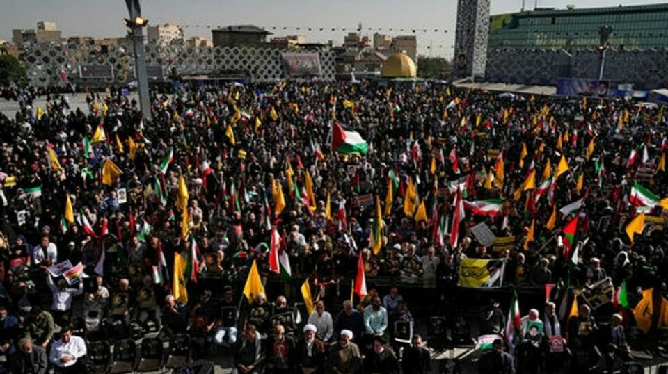 UD har skjerpet sine reiseråd for Iran og oppfordrer nordmenn til å forlate landet. Her fra en minnemarkering i Teheran for den drepte Hizbollah-lederen Hassan Nasrallah. Foto: Vahid Salemi / AP / NTB