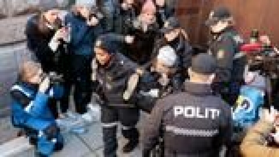 Greta Thunberg og aksjonistene ble båret bort da de demonstrerte onsdag, utenfor finansdepartementet inngang og flere andre departementer i protest mot at vindturbinene på Fosen, som Høyesterett har sagt at er ulovlige, ikke er revet. Greta Thunberg og aksjonistene ble båret bort da de demonstrerte onsdag, utenfor finansdepartementet inngang og flere andre departementer i protest mot at vindturbinene på Fosen, som Høyesterett har sagt at er ulovlige, ikke er revet. Foto: Alf Simensen / NTB